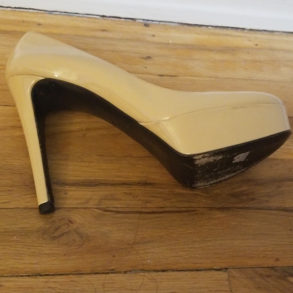 Stuart Weitzman - Picture 4 of 4